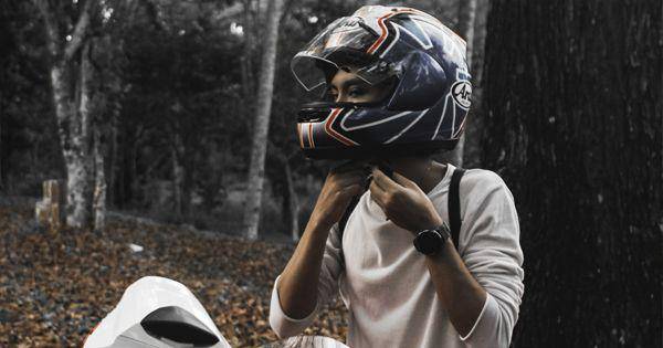 ilustrasi orang menggunakan helm visor (unsplash.com/riotamada)