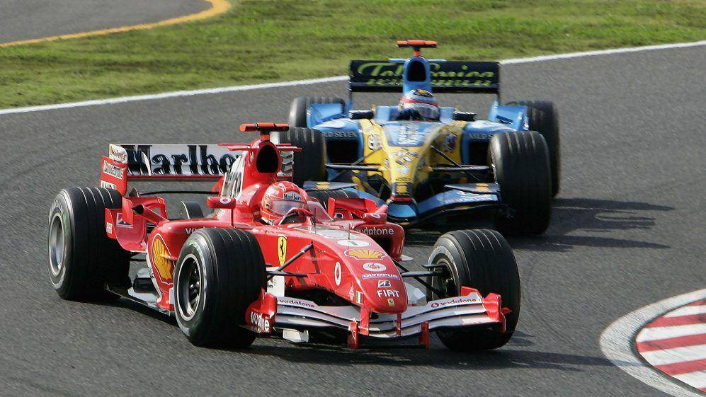 Fernando Alonso dan Michael Schumacher berduel pada GP Jepang 2005. (formula1.com)