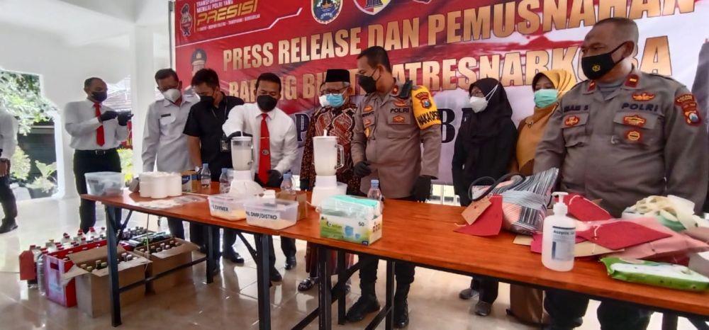 Ribuan Pil Koplo dan Ratusan Botol Miras di Tuban Dimusnahkan