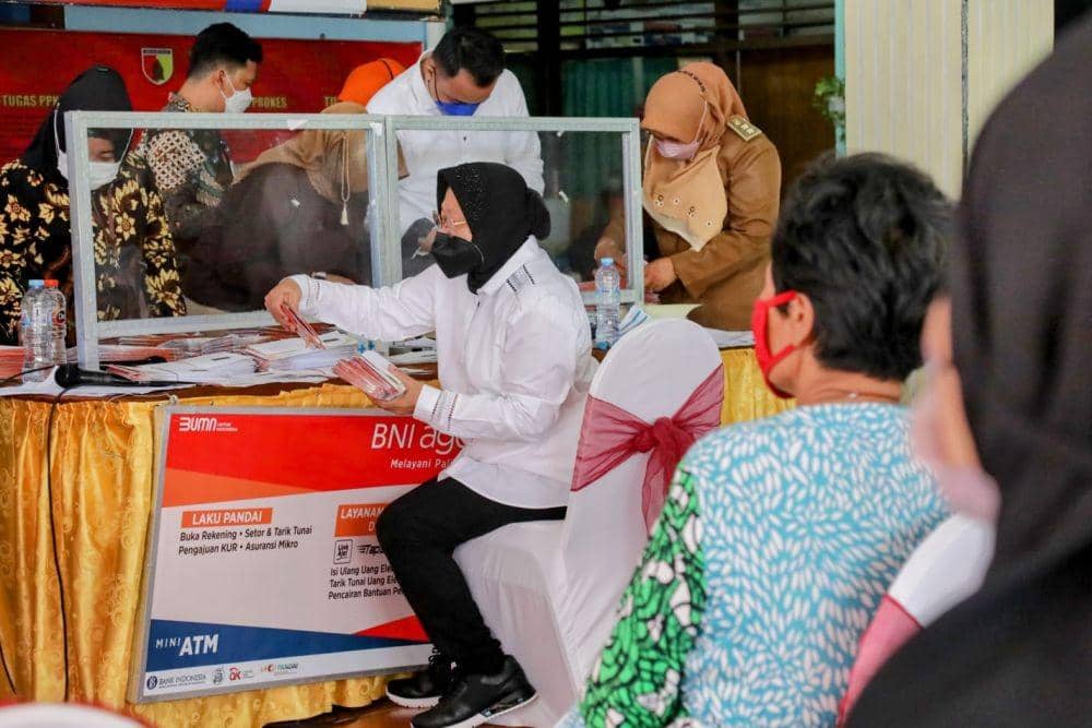 Menteri Sosial Tri Rismaharini mengecek pencairan bansos di Kantor Kelurahan Pakis, Kecamatan Sawahan, Kota Surabaya, Selasa (28/12/2021). (dok. Kemensos)