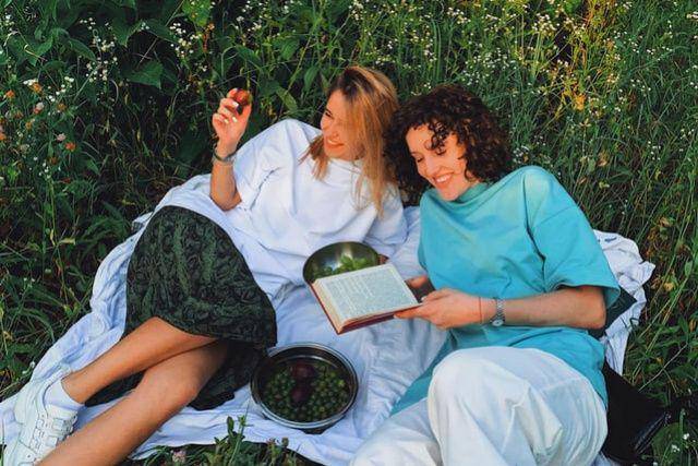 gambar dua sahabat sedang piknik (unsplash.com/Anastasiia Rozumna)