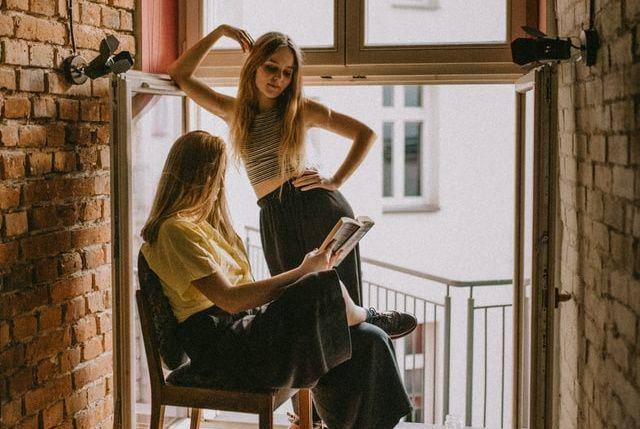 ilustrasi orang yang suka melanggar privasi (unsplash.com/Kinga Cichewicz)