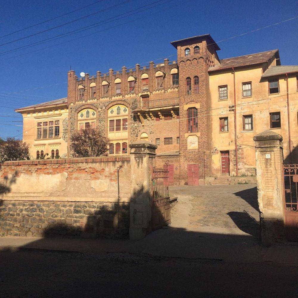 tampak samping Asmara Theatre (instagram.com/micibeag)