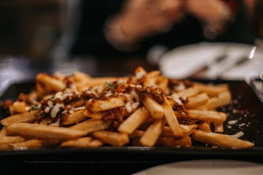 ilustrasi cheesy chili fries (unsplash.com/Pesce Huang)