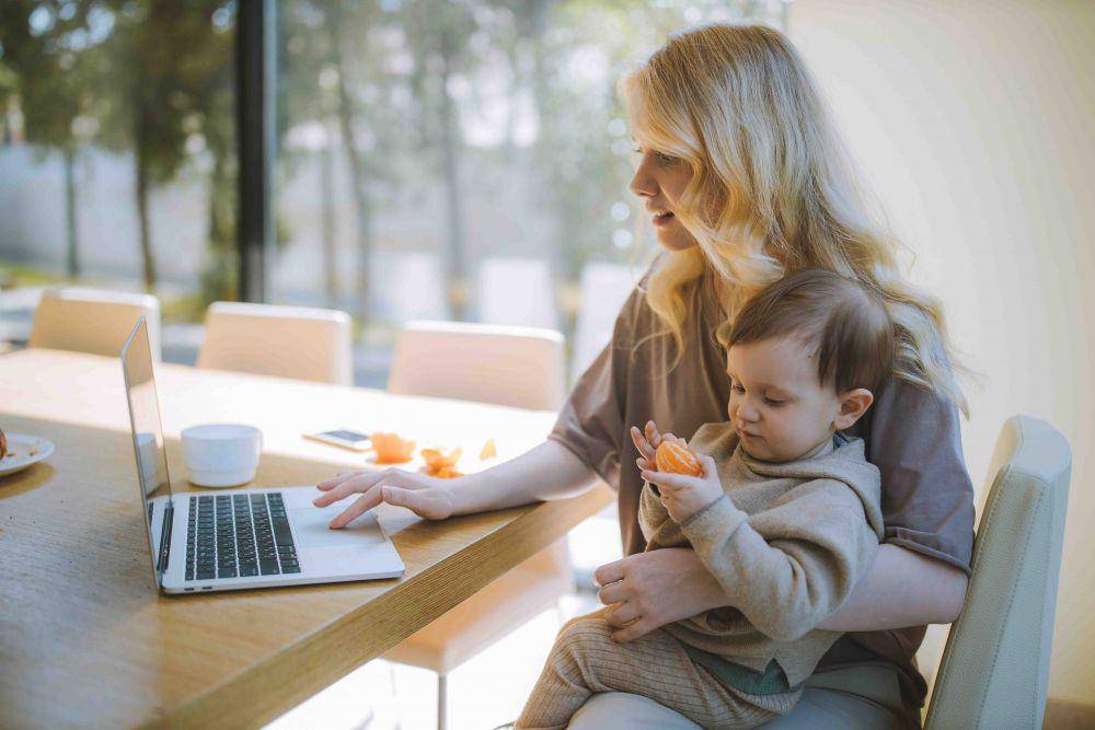 Ilustrasi bekerja disertai mengurus anak (Pexels.com/Anastasia Shuraeva)