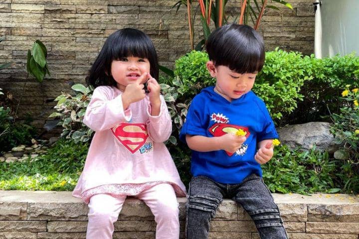 10 Potret Aktif si Kembar Zayn dan Zunaira, Siap Masuki Usia Dua Tahun