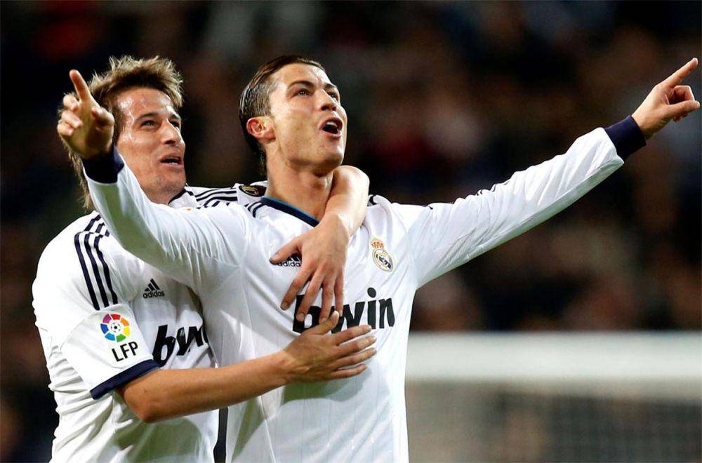 Cristiano Ronaldo dan Fabio Coentrao melakukan selebrasi usai mencetak gol. (independent.ie)
