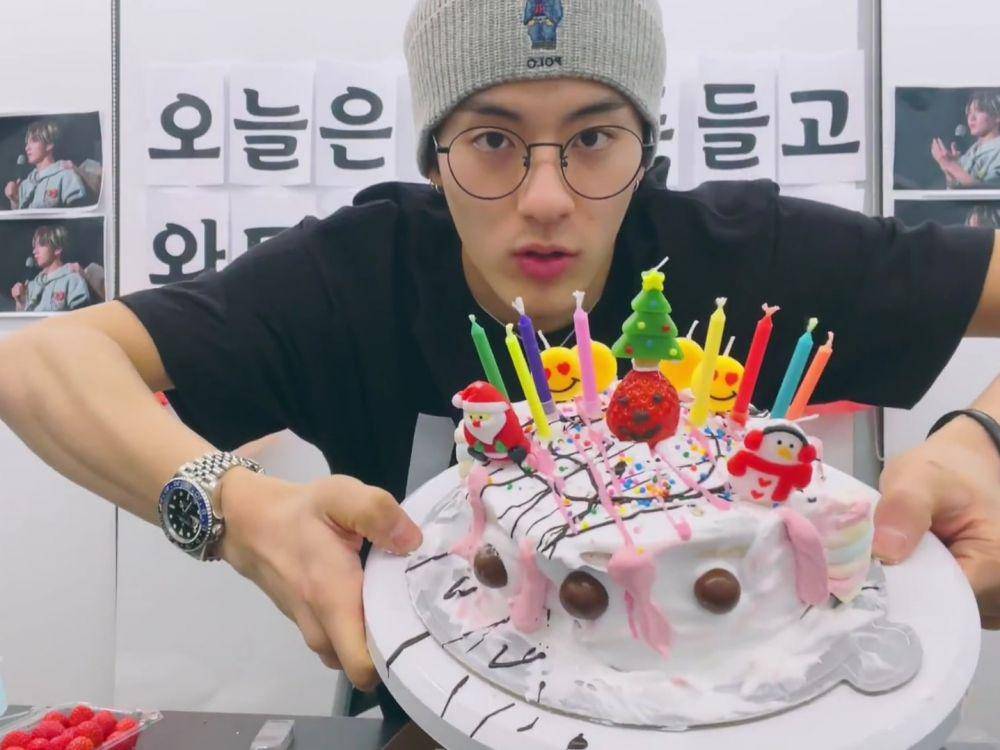 Kue Ulang Tahun Eric THE BOYZ (vlive.tv/THE BOYZ)