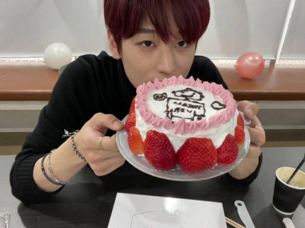 Kue Ulang Tahun Juyeon THE BOYZ (vlive.tv/THE BOYZ)