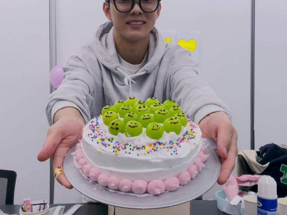 Kue Ulang Tahun Q THE BOYZ (vlive.tv/THE BOYZ)