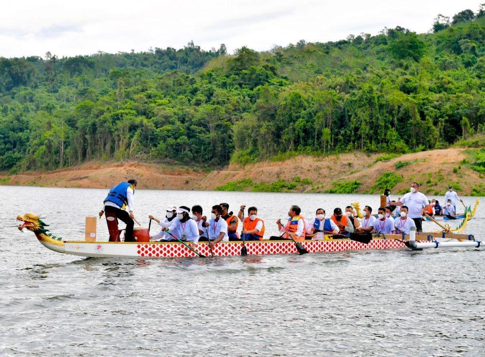 Kelakar Jokowi pada Menteri Bahlil saat Naik Perahu Naga di Kolaka