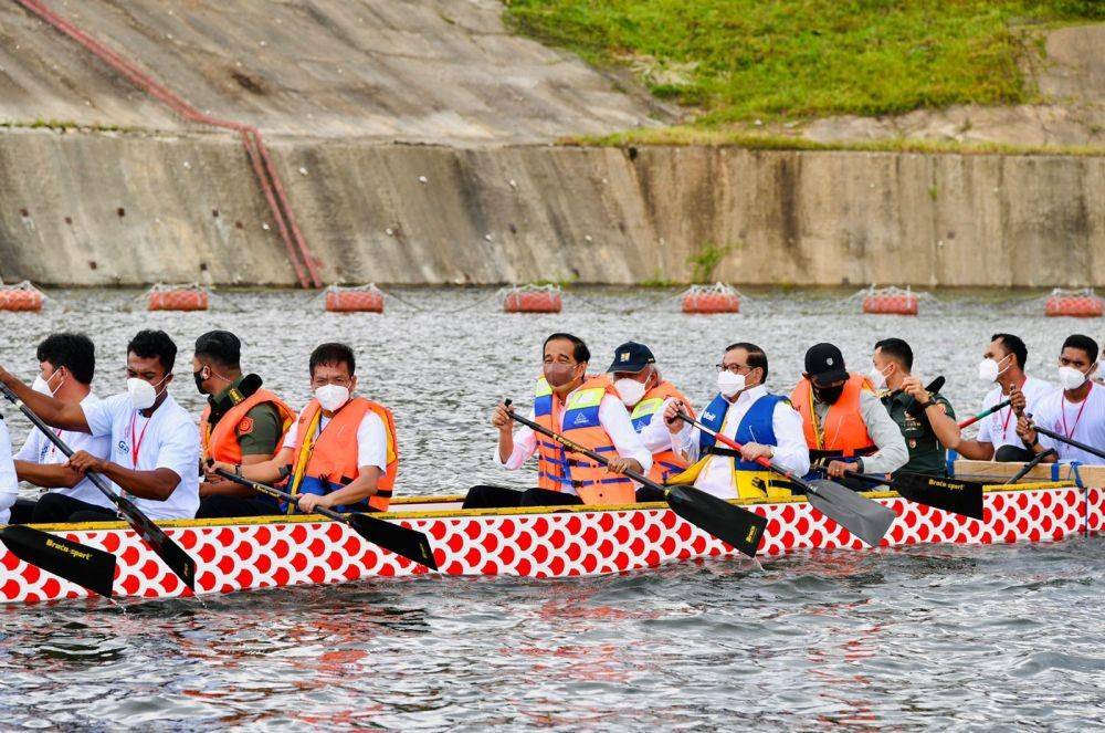 Presiden Jokowi naik perahu naga di Sulawesi Tenggara pada Selasa (28/12/2021). (dok. Biro Pers Setpres)
