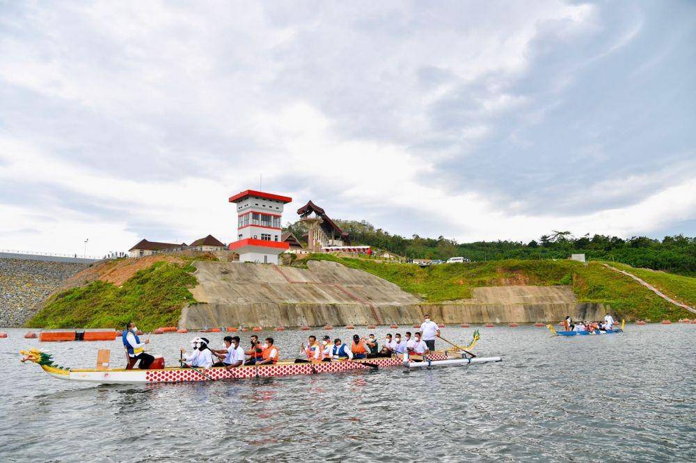 Presiden Jokowi naik perahu naga di Sulawesi Tenggara pada Selasa (28/12/2021). (dok. Biro Pers Setpres)