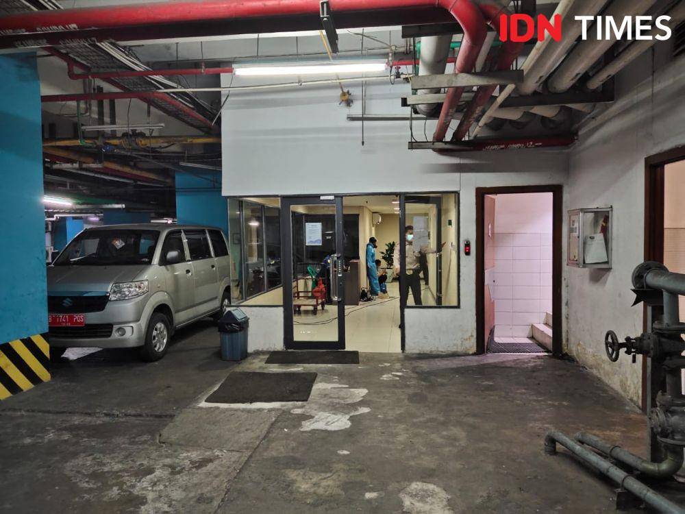 Suasana basement Tower L Green Bay Pluit yang jadi lokasi penjemputan pasien diduga Omicron pada Selasa (28/12/2021). (IDN Times/Ridwan Aji Pitoko)