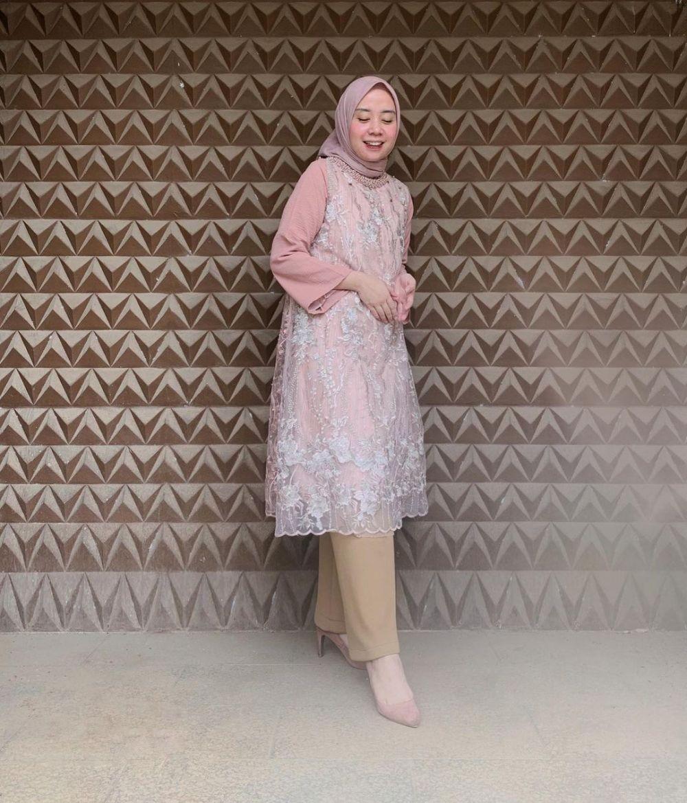 Style Qonitah Al Jundiah dengan Celana Kulot. (instagram.com/thataljundiah)