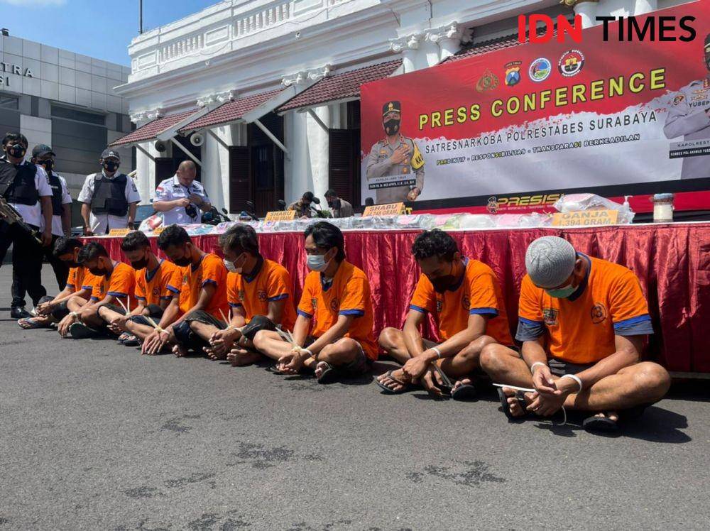 Konferensi pers pengungkapan jaringan narkotika di Jatim, Rabu (29/12/2021). (IDN Times/Fitria Madia)