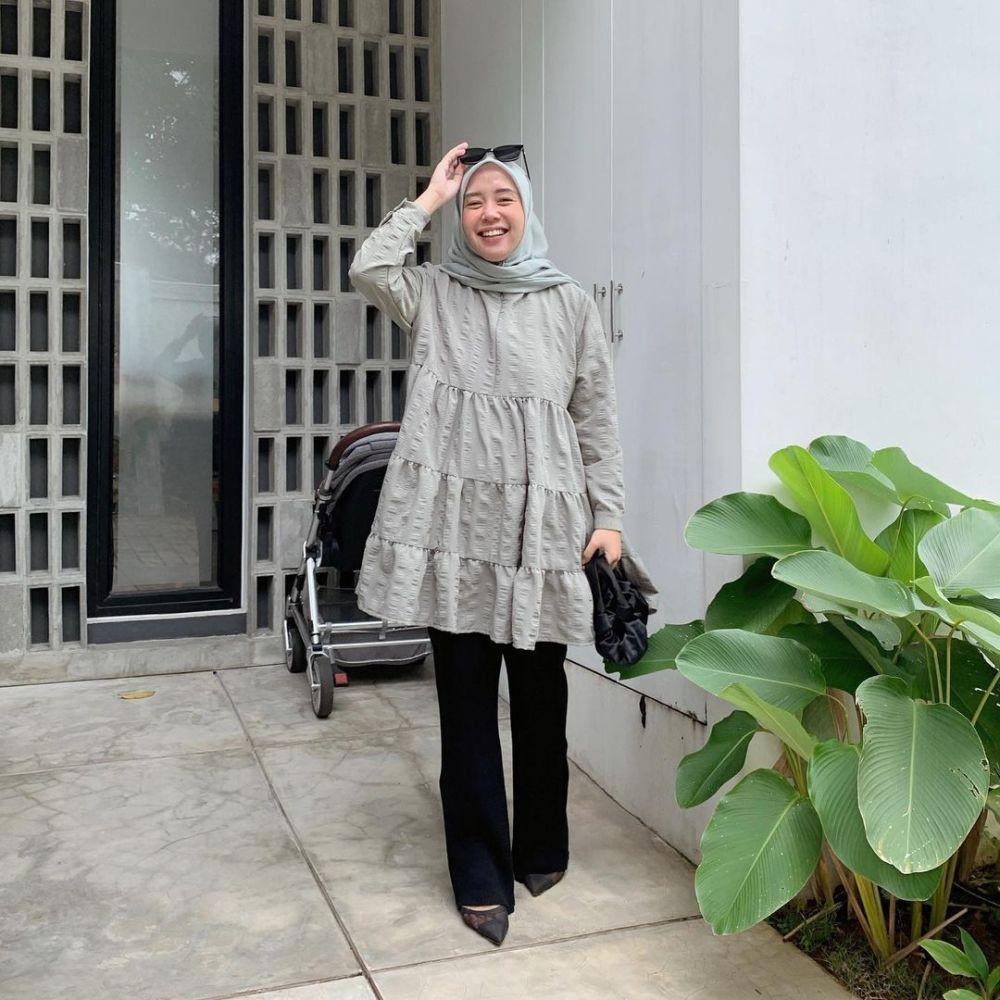 Style Qonitah Al Jundiah dengan Celana Kulot. (instagram.com/thataljundiah)