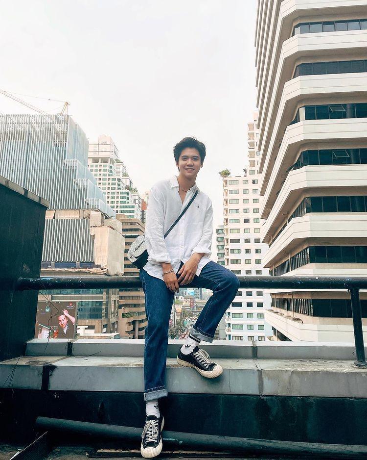 Inspirasi Padu Padan Celana Denim ala Harit Cheewagaroon (instagram.com/ssingss)