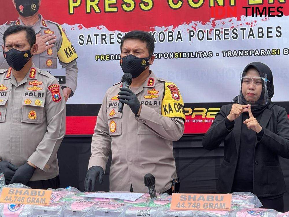 Konferensi pers pengungkapan jaringan narkotika di Jatim, Rabu (29/12/2021). (IDN Times/Fitria Madia)