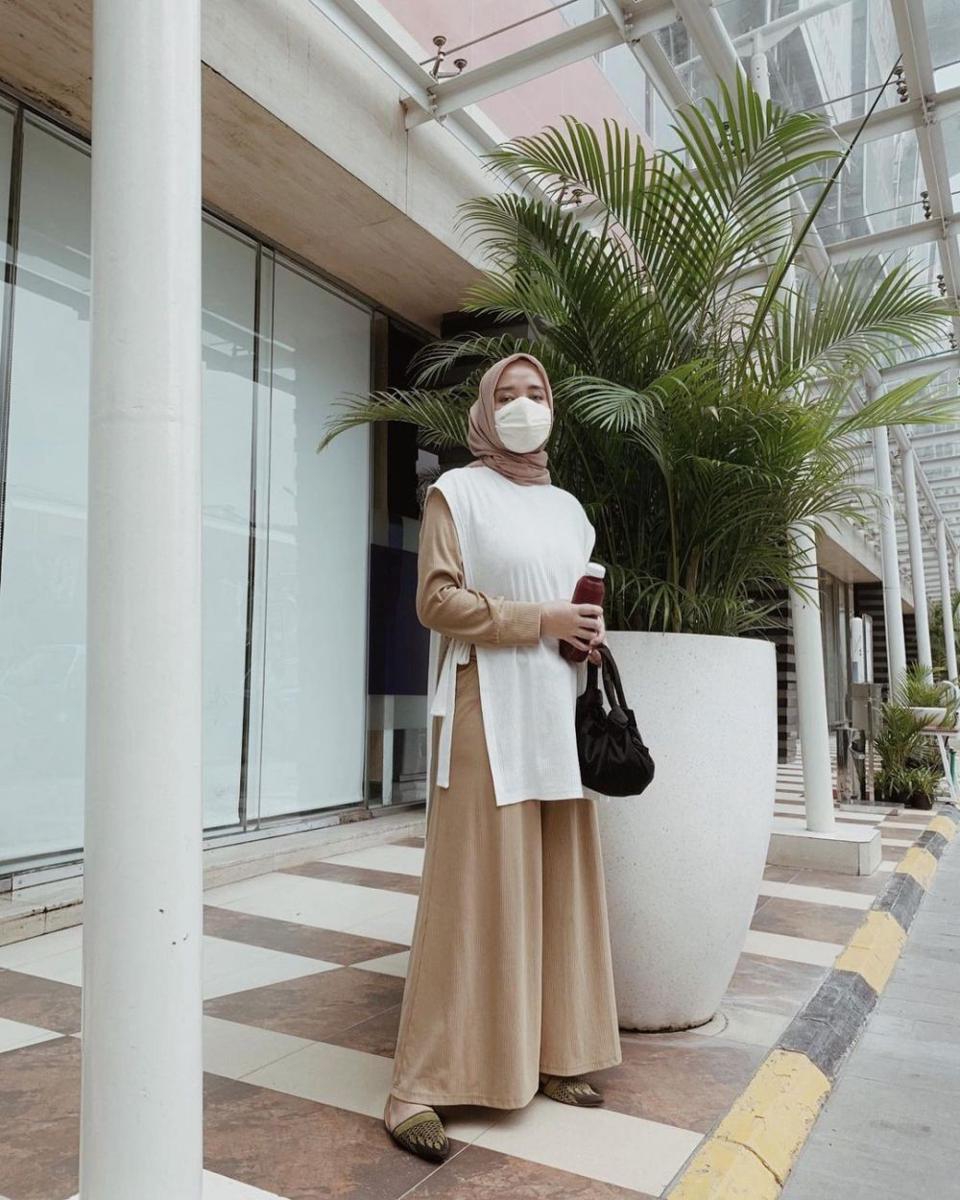 Style Qonitah Al Jundiah dengan Celana Kulot. (instagram.com/thataljundiah)