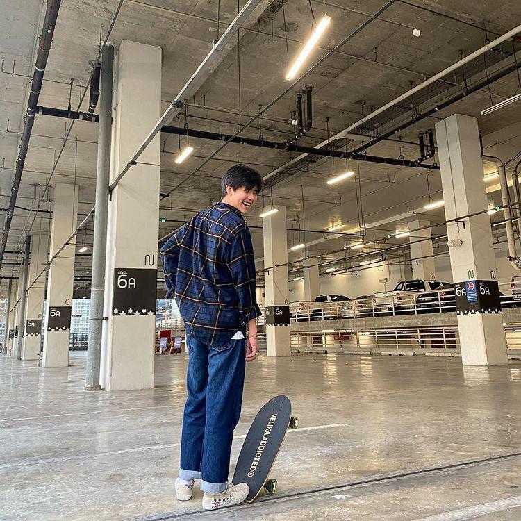 Inspirasi Padu Padan Celana Denim ala Harit Cheewagaroon (instagram.com/ssingss)