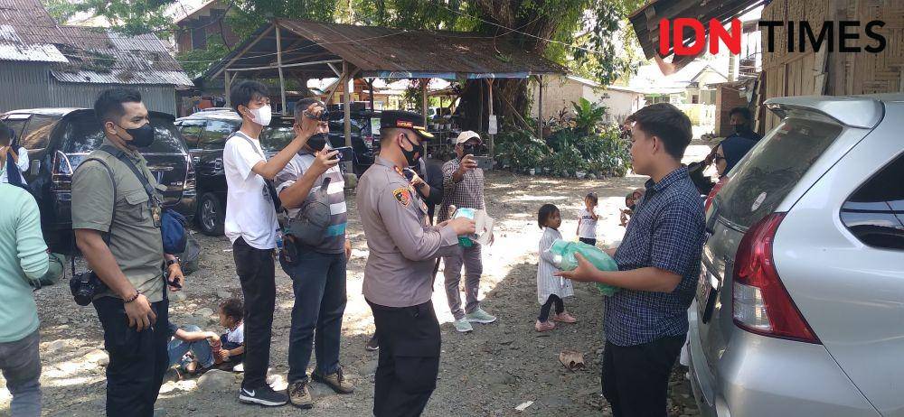 Kapolres Langkat AKBP Danu Pamungkas Totok, saat membagikan masker dan memberikan himbauan kepada pengunjung di objek wisata Bukit Lawang (IDN Times/ Bambang Suhandoko)