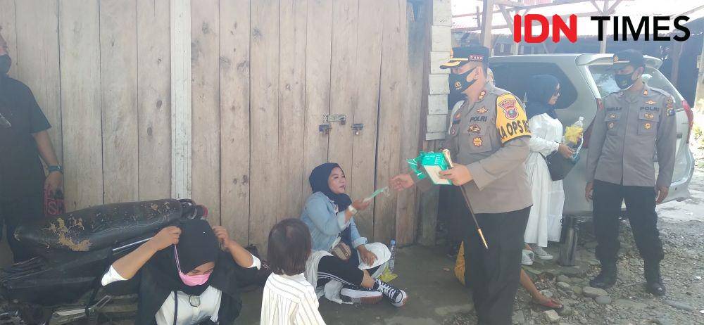 Kapolres Langkat AKBP Danu Pamungkas Totok, saat membagikan masker dan memberikan himbauan kepada pengunjung di objek wisata Bukit Lawang (IDN Times/ Bambang Suhandoko)