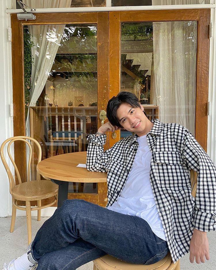 Inspirasi Padu Padan Celana Denim ala Harit Cheewagaroon (instagram.com/ssingss)