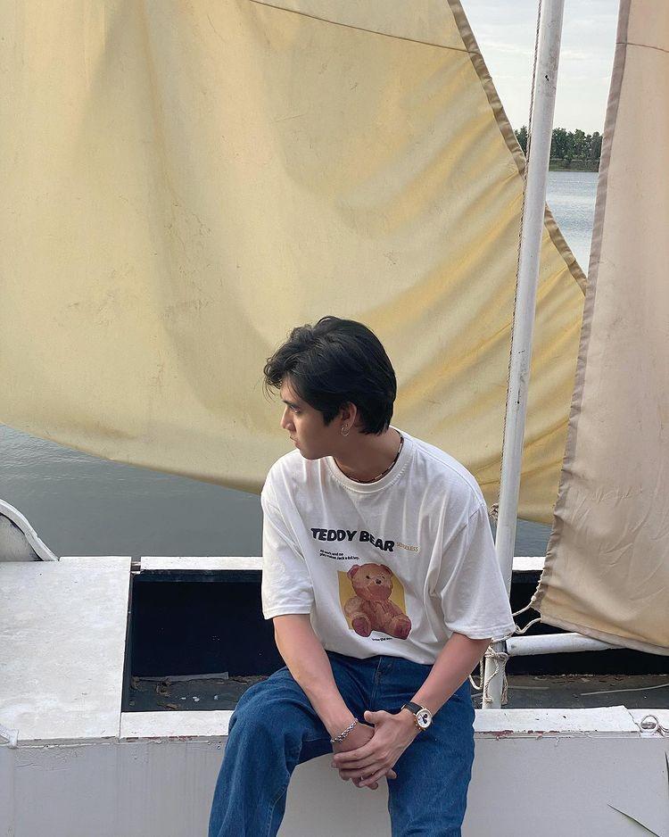 Inspirasi Padu Padan Celana Denim ala Harit Cheewagaroon (instagram.com/ssingss)