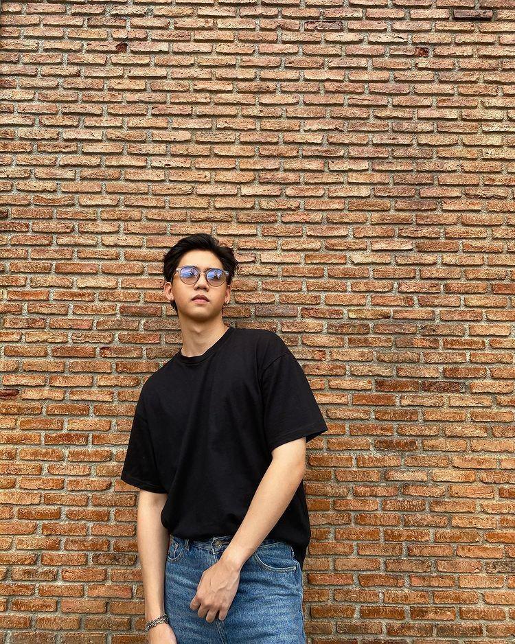 Inspirasi Padu Padan Celana Denim ala Harit Cheewagaroon (instagram.com/ssingss)