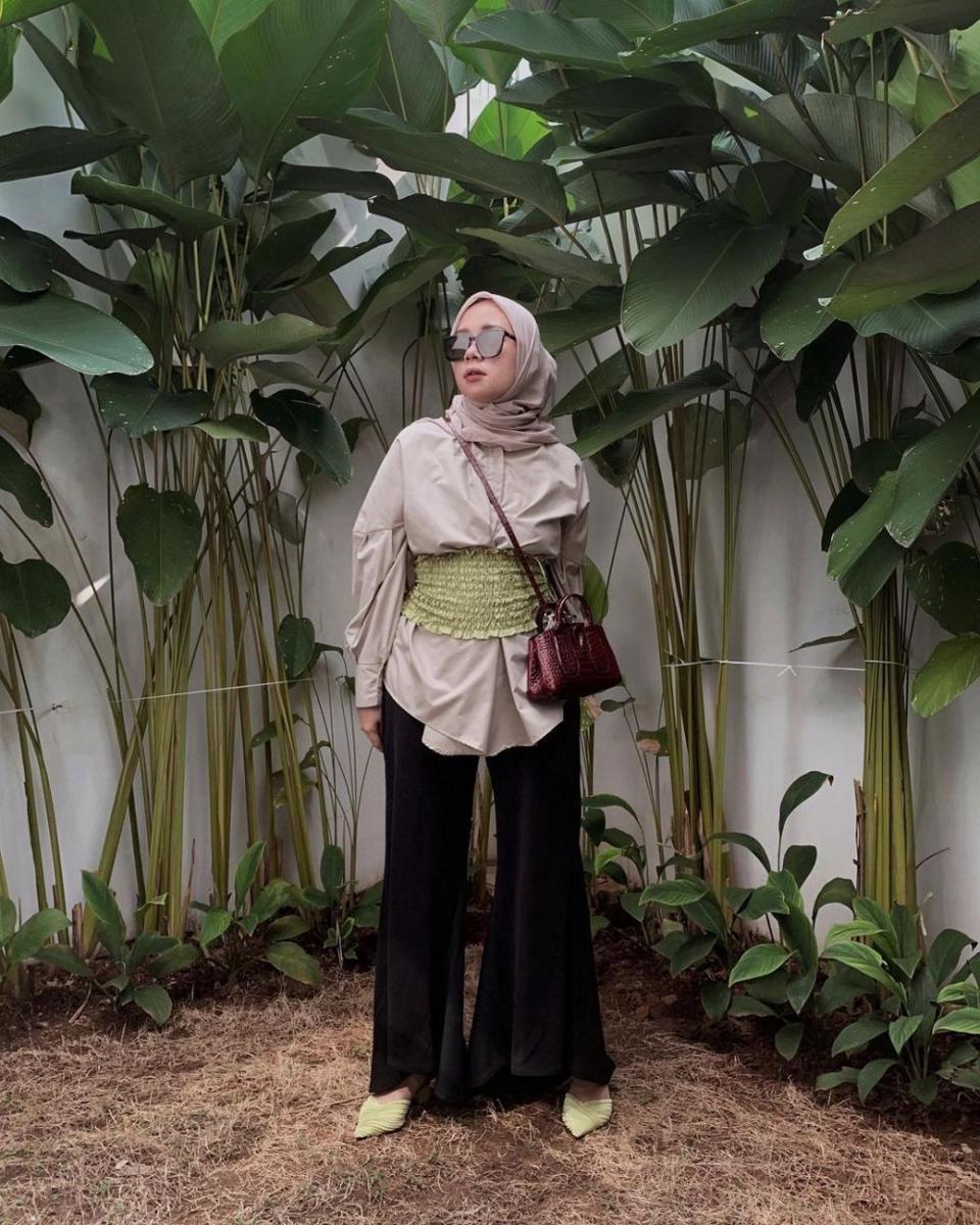 Style Qonitah Al Jundiah dengan Celana Kulot. (instagram.com/thataljundiah)