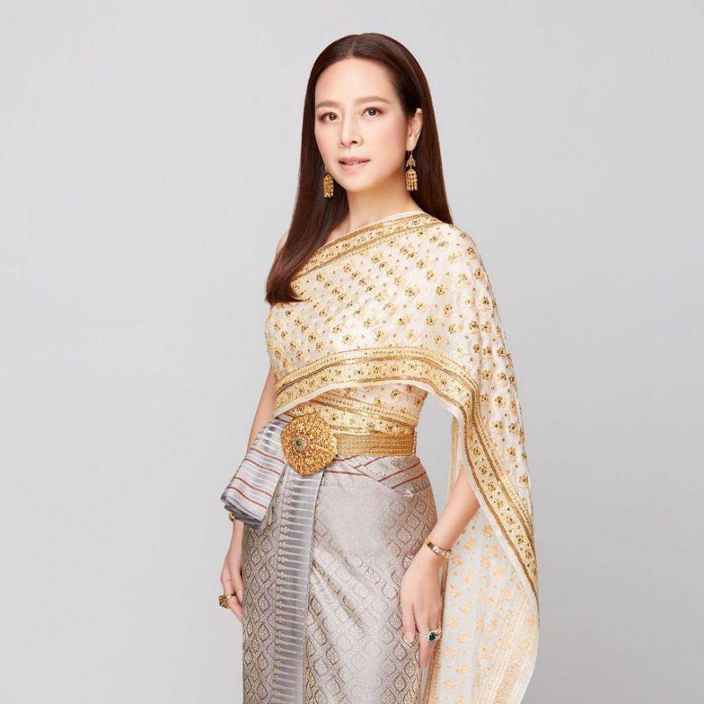 Madam Pang menggunakan busana khas Thailand. (instagram.com/panglamsam)