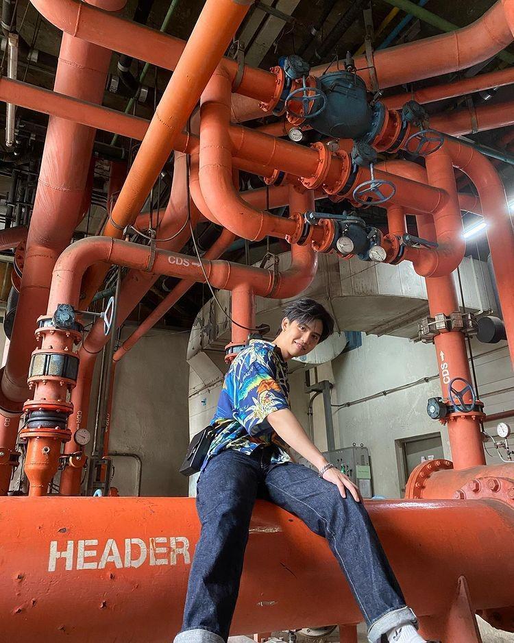 Inspirasi Padu Padan Celana Denim ala Harit Cheewagaroon (instagram.com/ssingss)