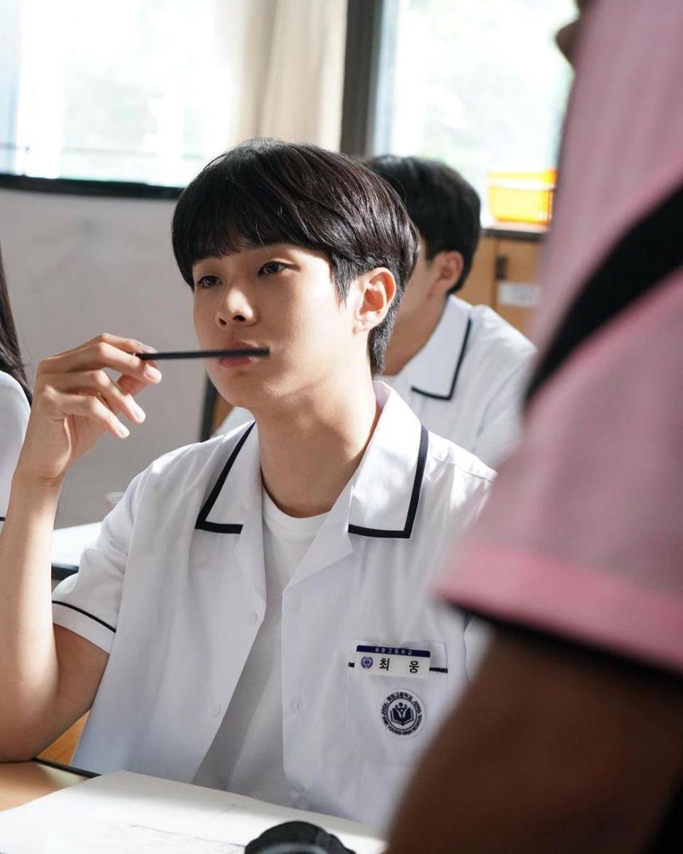 potret Choi Woo Shik di balik layar Our Beloved Summer (instagram.com/dntlrdl)