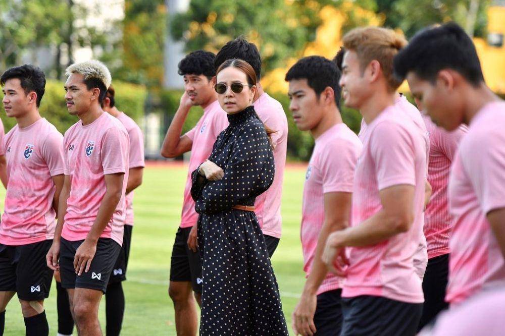 Madam Pang memakai kacamata hitam. (instagram.com/panglamsam)