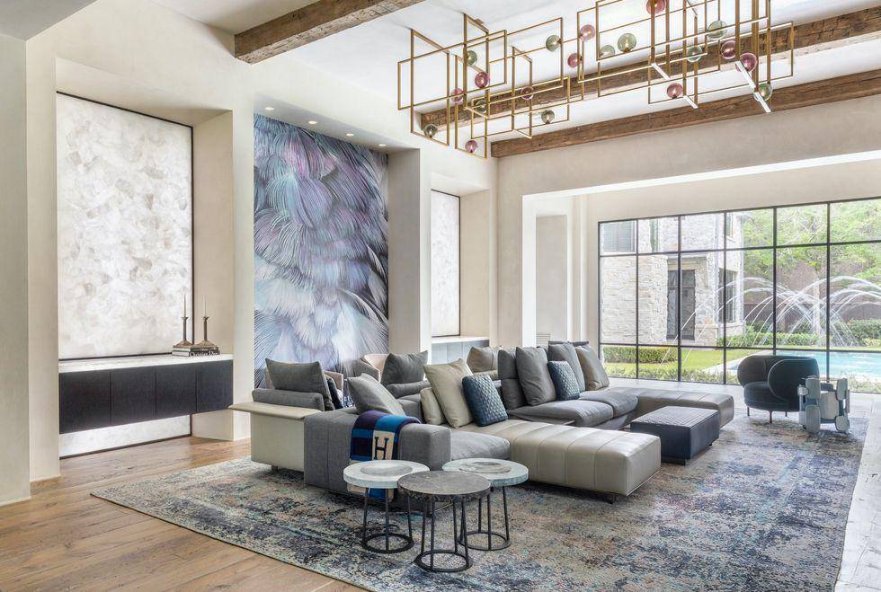 penggunaan wallpaper pada ruang tamu (elledecor.com)
