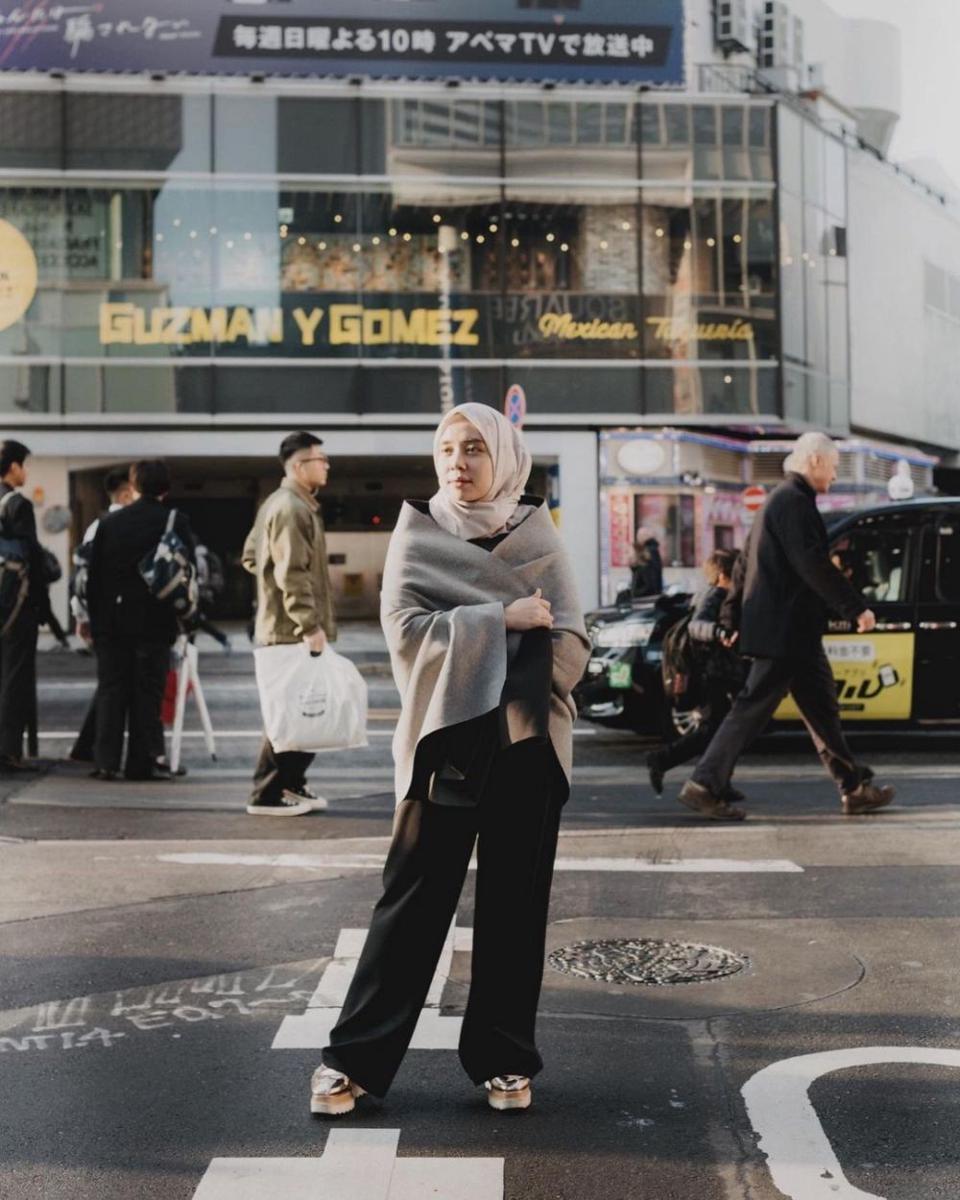 Style Qonitah Al Jundiah dengan Celana Kulot. (instagram.com/thataljundiah)