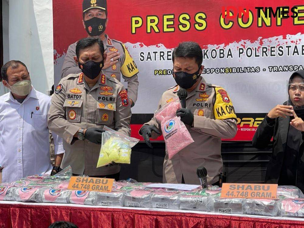 Konferensi pers pengungkapan jaringan narkotika di Jatim, Rabu (29/12/2021). (IDN Times/Fitria Madia)