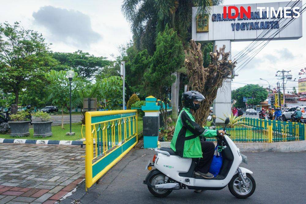 Anis Ramadhani (27), driver ojek online selesai mengecas baterai motor listrik melalui Stasiun Penyedia Listrik Umum (SPLU) yang tersedia untuk umum di kantor PLN UP3 Yogyakarta, Gedongkuning, Bantul, Daerah Istimewa Yogyakarta. (IDN Times/Dhana Kencana)