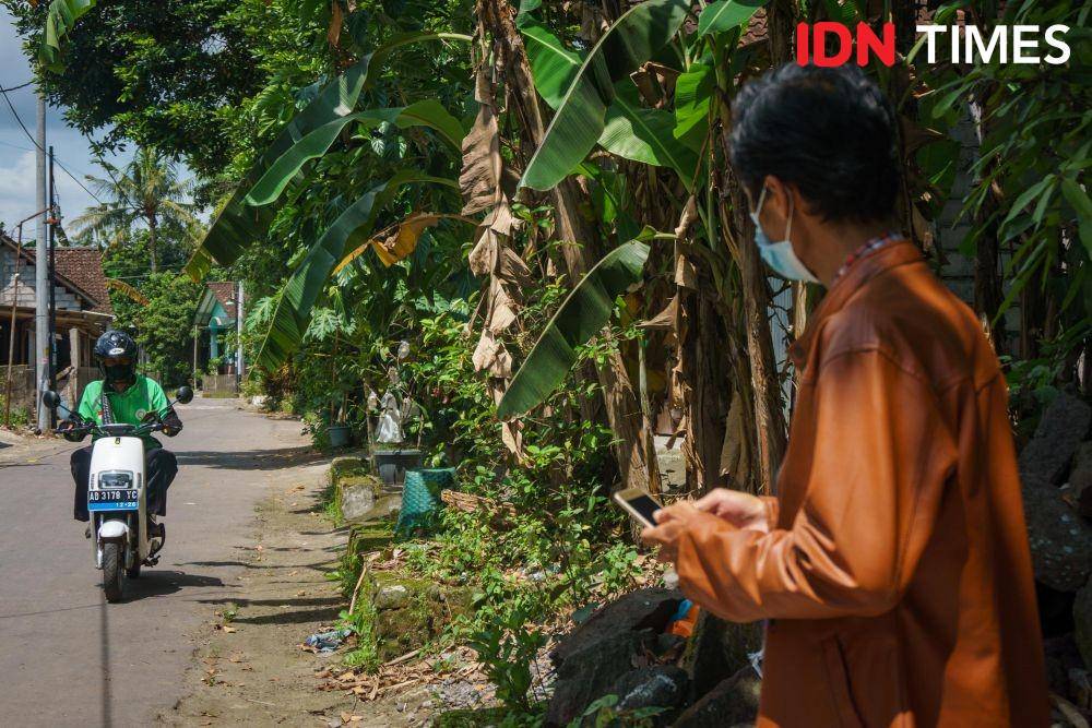 Anis Ramadhani (kiri) menghampiri penumpang ojek online di daerah Kalasan, Sleman, Daerah Istimewa Yogyakarta. (IDN Times/Dhana Kencana)