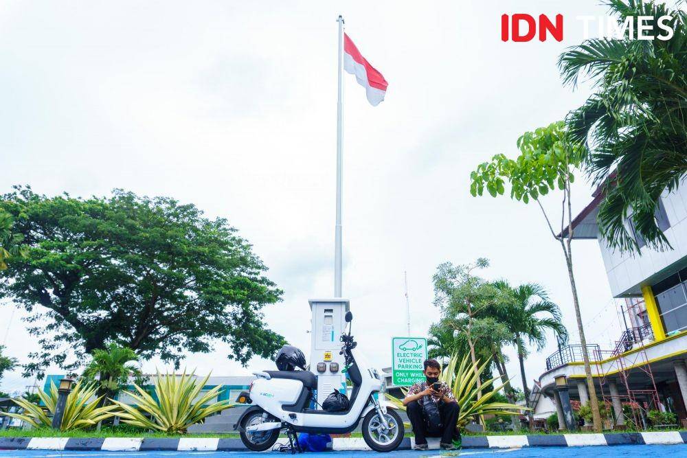 Anis Ramadhani (27), driver ojek online menunggu pengisian baterai motor listrik melalui Stasiun Penyedia Listrik Umum (SPLU) yang tersedia untuk umum di kantor PLN UP3 Yogyakarta, Gedongkuning, Bantul, Daerah Istimewa Yogyakarta. (IDN Times/Dhana Kencana)