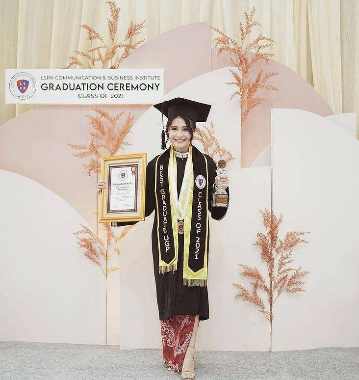 Wisuda2021 (Instagram.com/prillylatuconsina96)