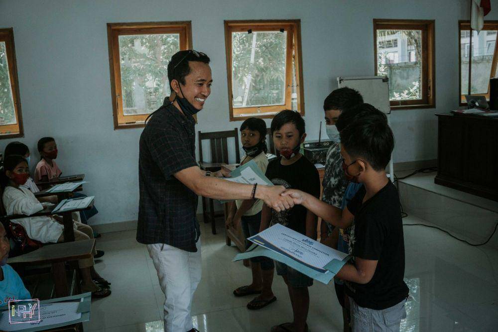 Kelulusan siswa KREDIBALI di Desa Pemuteran (andikawirateja.com/)