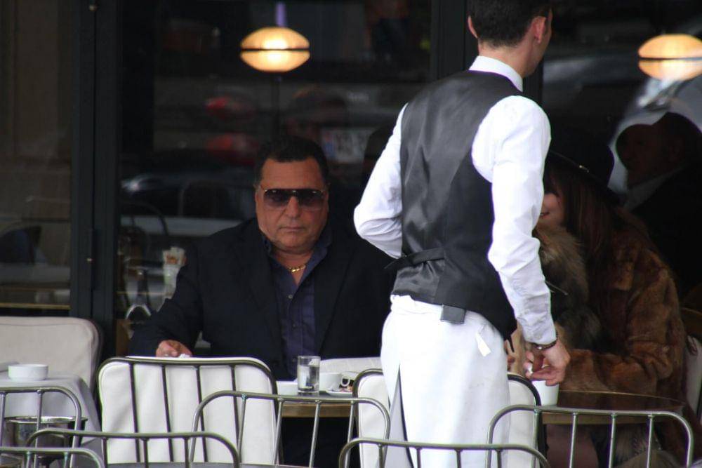 ilustrasi pelayan restoran (unsplash.com/Mathilde LMD)