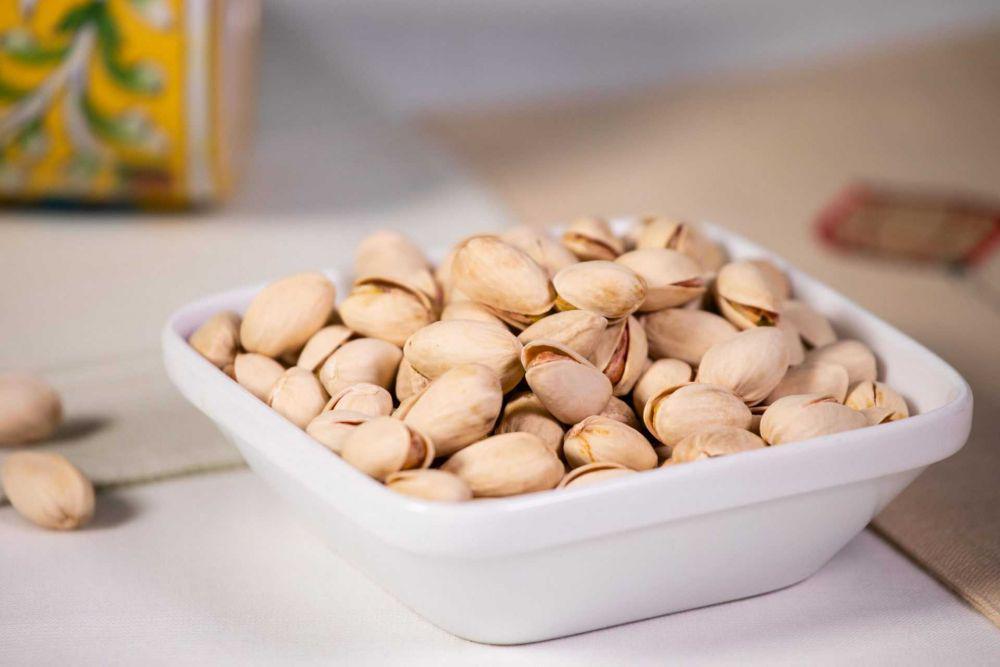Memanggang kacang pistachio (goingnuts.in)