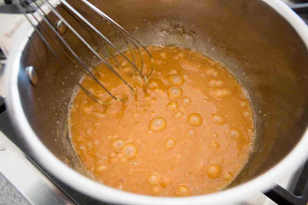 Memasak gula pada wajan (simplyrecipes.com)