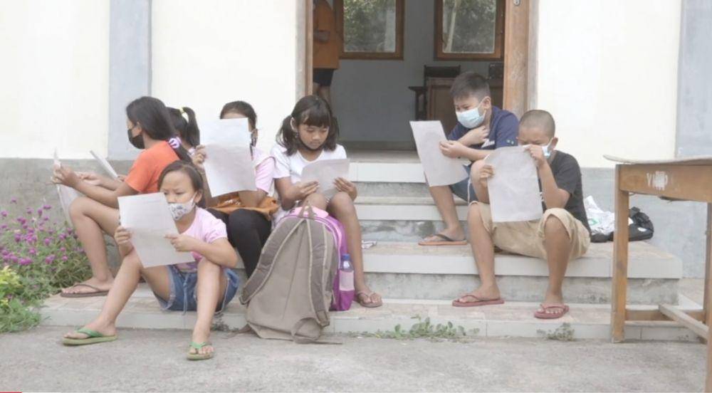 Potret anak-anak di Desa Pemuteran saat mengikuti program Kreasi Edukasi Bahasa dan Literasi Lingkungan. (dok.Youtube/Jejak Literasi Bali)