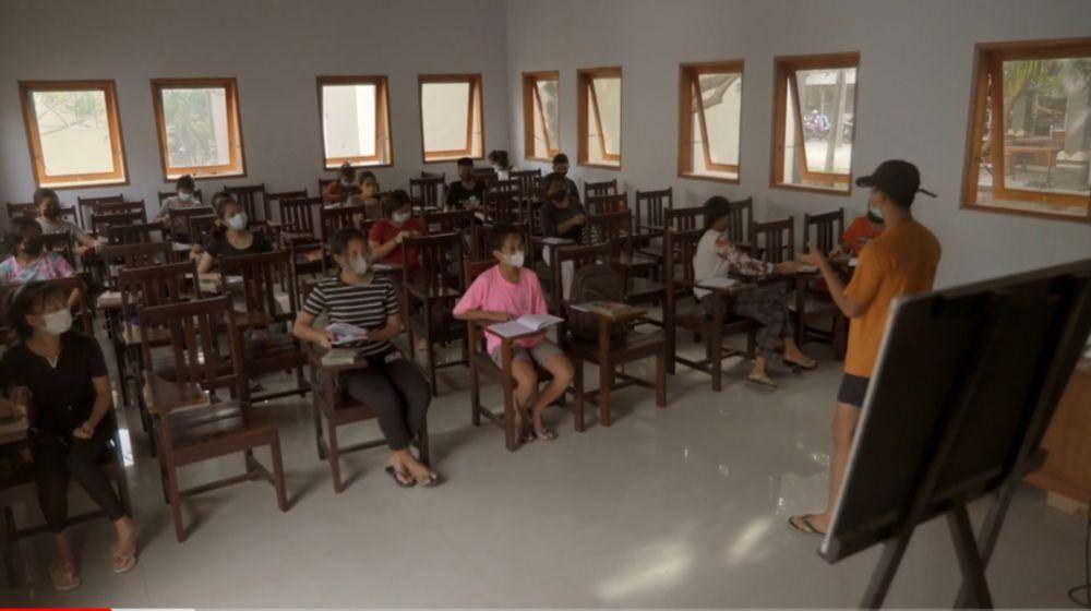 potret suasana kelas Kreasi Edukasi Bahasa dan Literasi Lingkungan (KREDIBALI) (dok.Youtube/Jejak Literasi Bali)