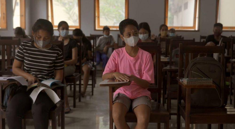 Potret anak-anak Desa Pemuteran mengikuti kelas Kreasi Edukasi Bahasa dan Literasi Lingkungan (KREDIBALI). (dok.Youtube/Jejak Literasi Bali)