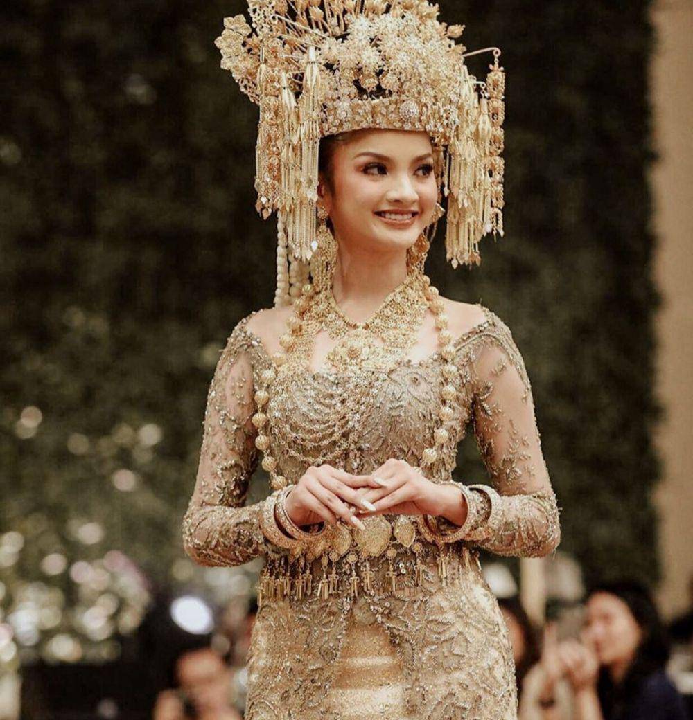 Sabrina Anggraini memakai baju adat pengantin Aceh modifikasi (instagram.com/sabrinaanggraini)